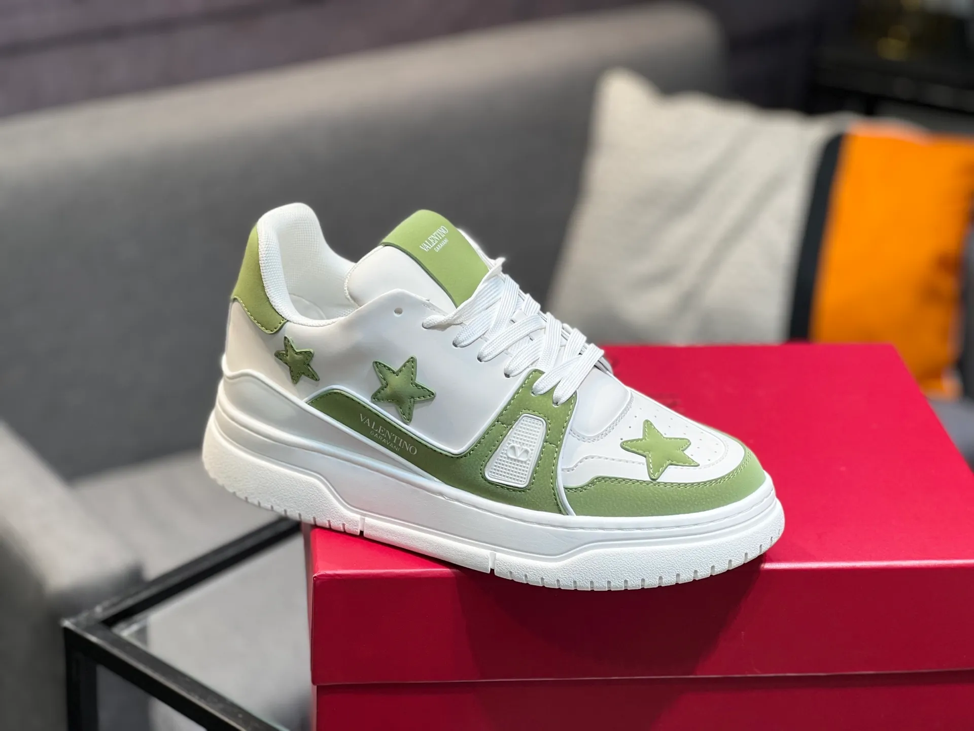 Men's Men's Shoes 💰660 Valentino 2023 early autumn new star shoes are now online! Wang Hedi and Ren Jialun have been worn by many celebrities. Who can refuse the same couple shoes as Wang Hedi! The design of Stars Stab My Heart is cool and spicy. The material of the shoes is cowhide, and every color is beautiful! Size 35-40, men’s size 39-44 (women’s 41, men’s 38, 45🉑️customized)